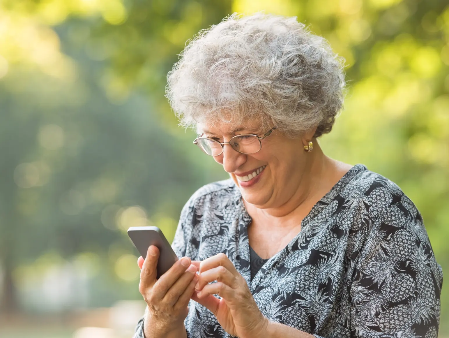 Celulares para adultos mayores: Guía completa para elegir el dispositivo ideal
