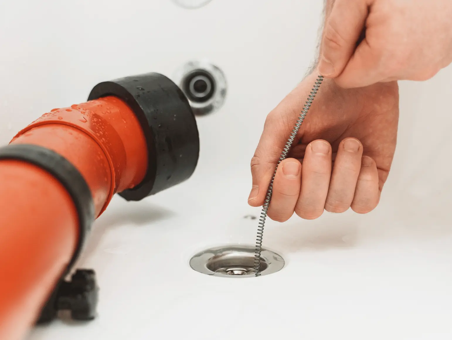 Cómo destapar una tina de baño: Guía completa para solucionar obstrucciones