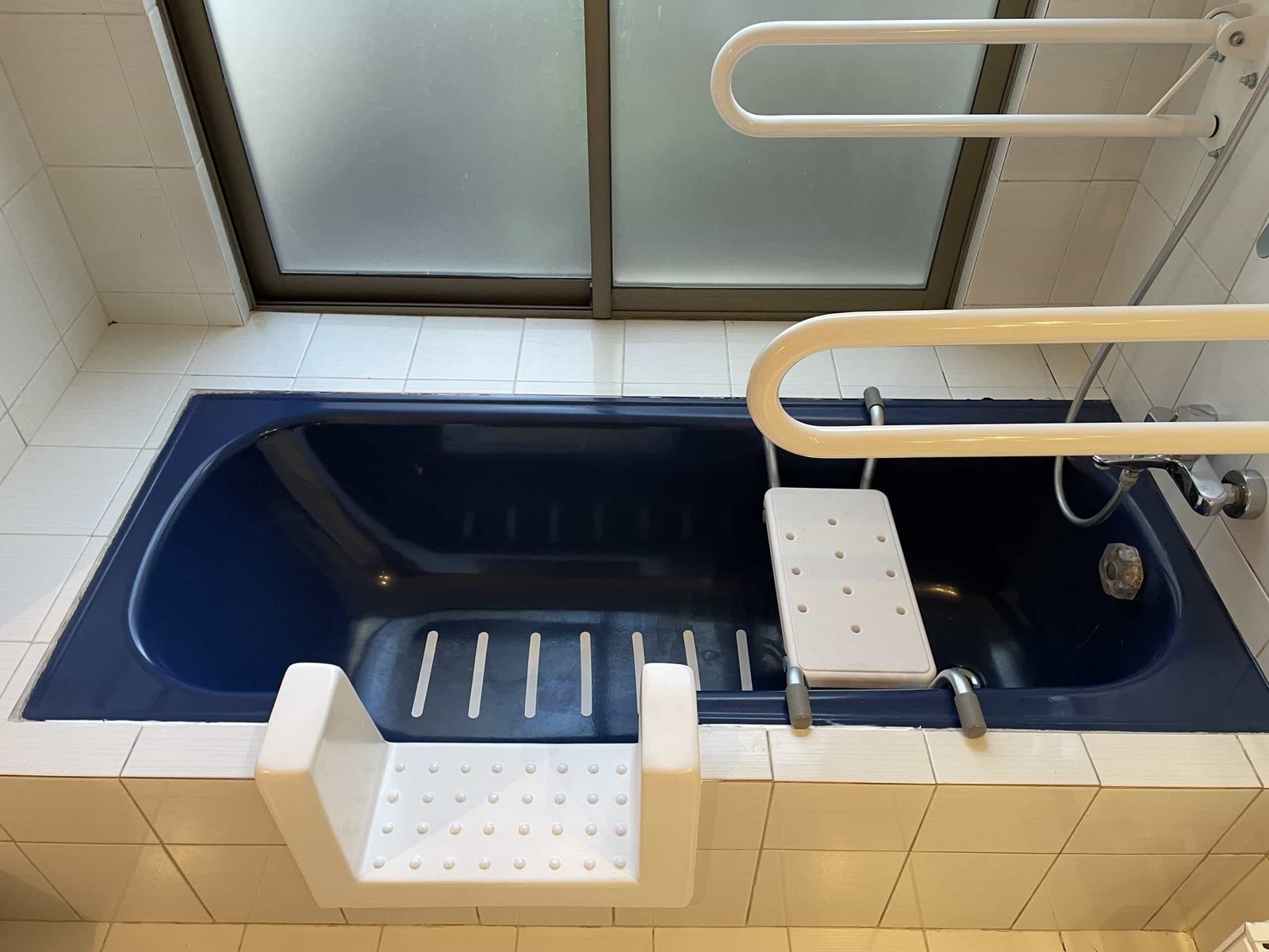 Tinas de fierro fundido y Jacuzzi hidromasaje: Dos imprescindibles para complementar el relajo en tu baño